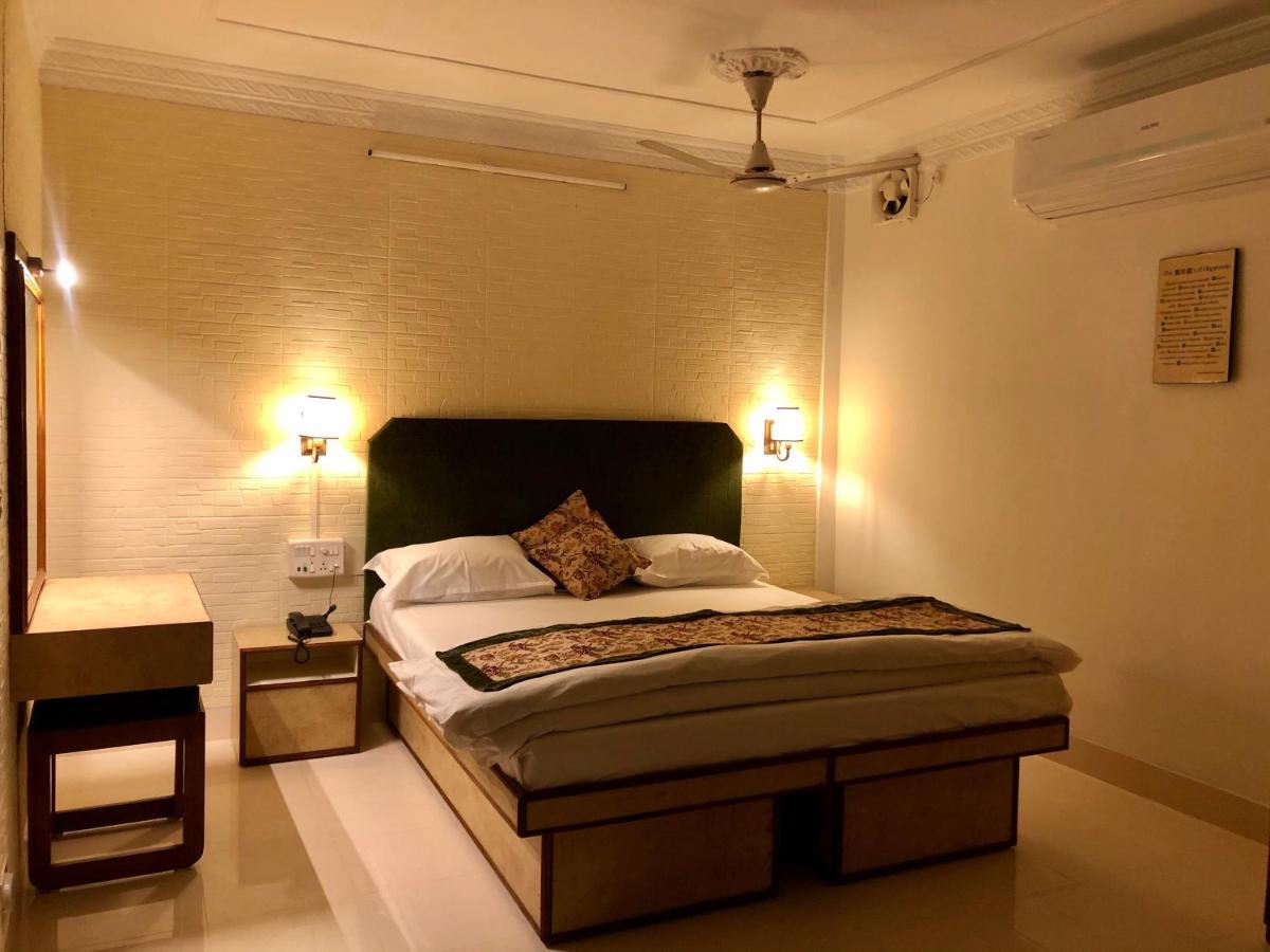 Saluja Hotel